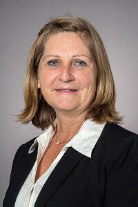 Das Bild zeigt die Lehrlingswartin der Innung Innung holz- und kunststoffverarbeitendes Handwerk Frau Carmern Kraft